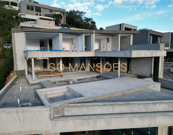 Casa Exclusiva em Final de Acabamento com Vista Deslumbrante!