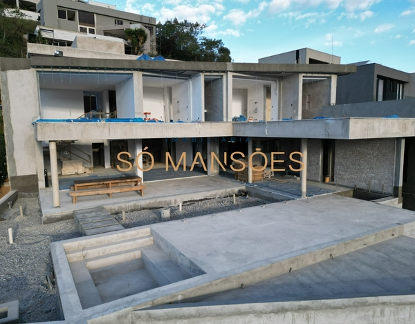 Casa Exclusiva em Final de Acabamento com Vista Deslumbrante!