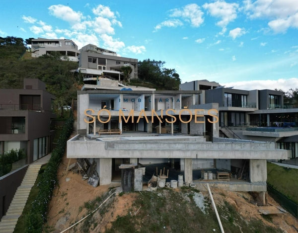 Casa Exclusiva em Final de Acabamento com Vista Deslumbrante!