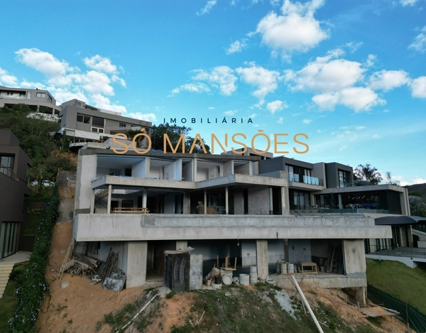 Casa Exclusiva em Final de Acabamento com Vista Deslumbrante!