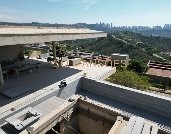 Casa de Luxo de 700 m² à Venda com 5 Suítes e Vista Panorâmica no Vale dos Cristais, Nova Lima - MG