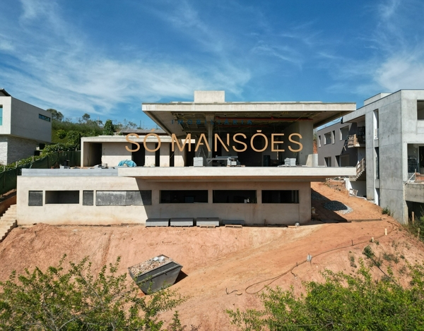 MAGNÍFICA RESIDÊNCIA EM CONSTRUÇÃO À VENDA NO VALE DOS CRISTAIS
