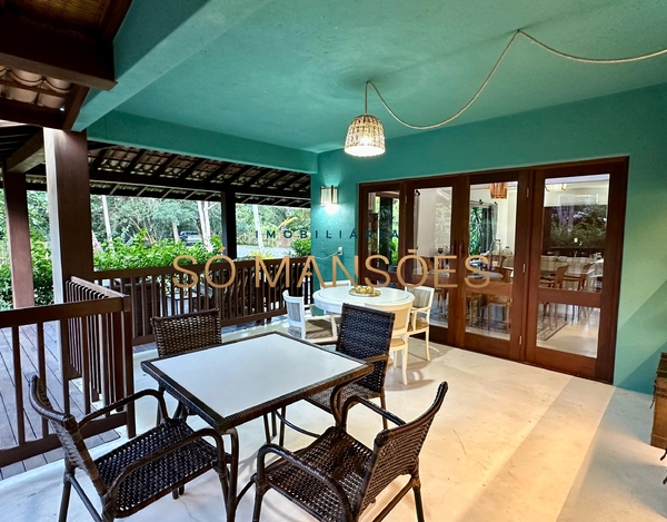 LUXUOSA CASA COM 7 SUÍTES À 100M DA PRAIA NO CONDOMÍNIO OUTEIRO DAS BRISAS - TRANCOSO/BA.