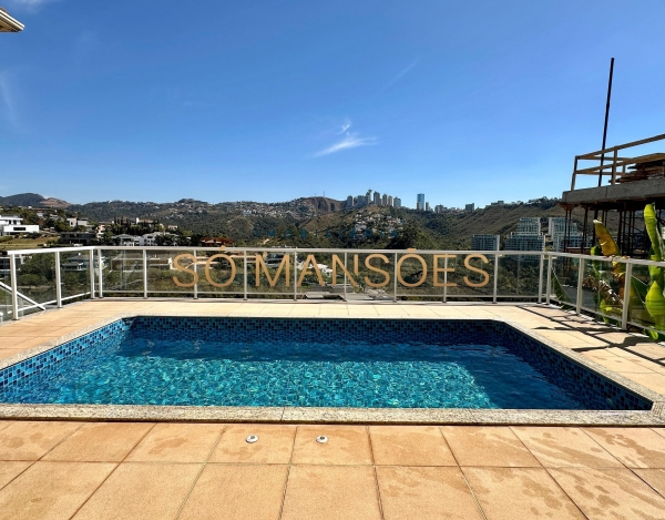 Casa de Luxo de 395 m² à Venda com 2 Suítes e Vista Espetacular no Vale dos Cristais, Nova Lima - MG