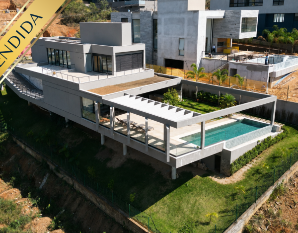 Casa de Luxo de 488 m² à Venda com 3 Suítes e Vista Deslumbrante no Vila Del Rey, Nova Lima - MG