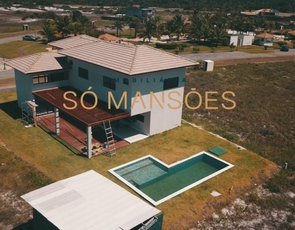 Casa Espaçosa de 304 m² à Venda com 5 Suítes e Espaço Gourmet no Condomínio Víllas, Praia do Forte - BA