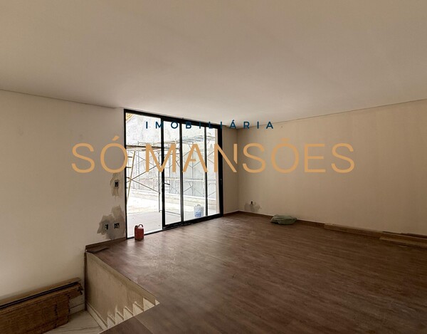 Casa de 550m² em construção à venda no condomínio Vila Alpina.