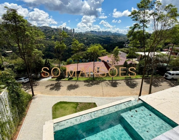 Casa com Ampla Garagem de 550 m² à Venda com 4 Suítes e Vista Definitiva no Vila Alpina, Nova Lima - MG