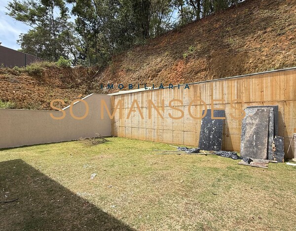 Casa de 550m² em construção à venda no condomínio Vila Alpina.