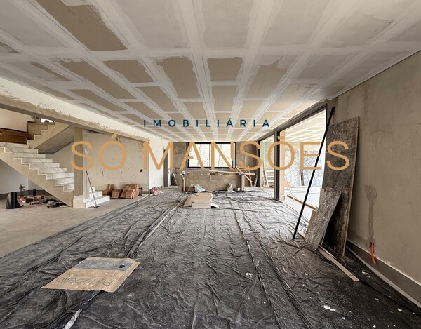 Casa de 550m² em construção à venda no condomínio Vila Alpina.