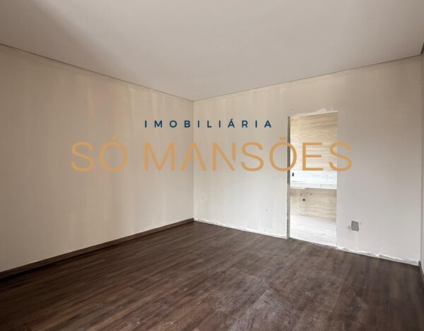 Casa de 550m² em construção à venda no condomínio Vila Alpina.