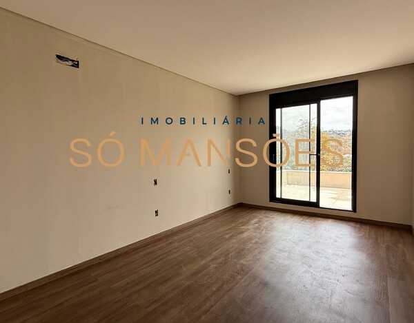 Casa de 550m² em construção à venda no condomínio Vila Alpina.