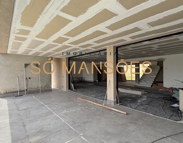 Casa de 550m² em construção à venda no condomínio Vila Alpina.