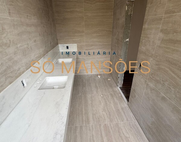 Casa de 550m² em construção à venda no condomínio Vila Alpina.