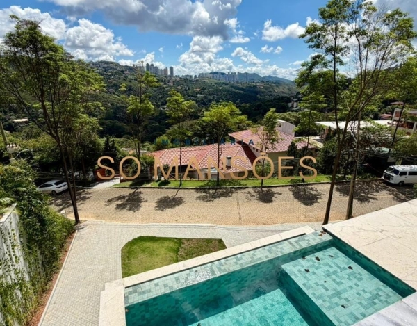 Casa com Ampla Garagem de 550 m² à Venda com 4 Suítes e Vista Definitiva no Vila Alpina, Nova Lima - MG