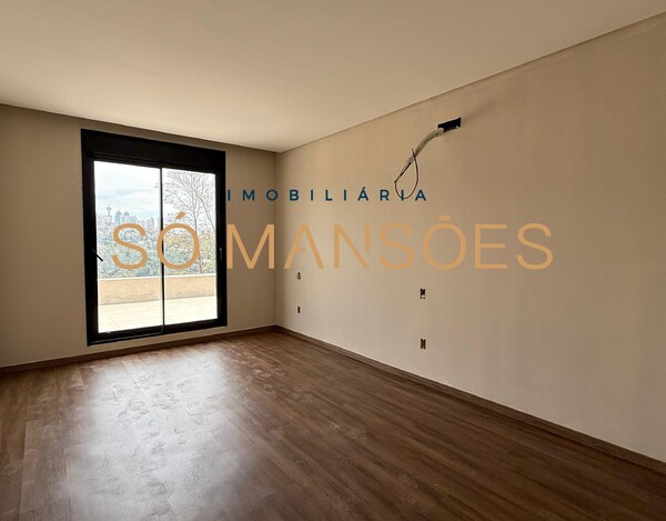 Casa de 550m² em construção à venda no condomínio Vila Alpina.