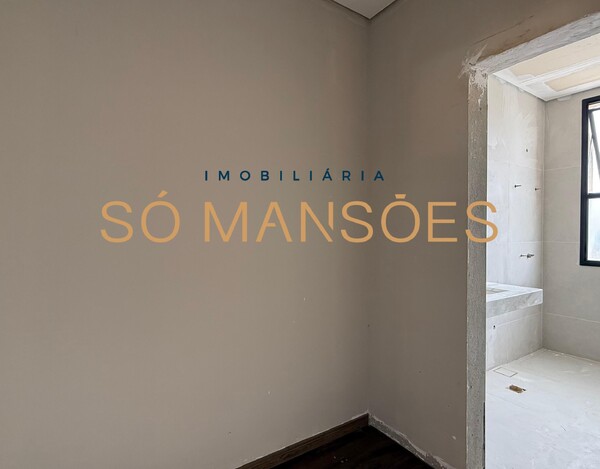 Casa de 550m² em construção à venda no condomínio Vila Alpina.