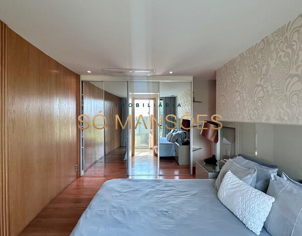 Triplex de 343m² à venda no Vale dos Cristais.