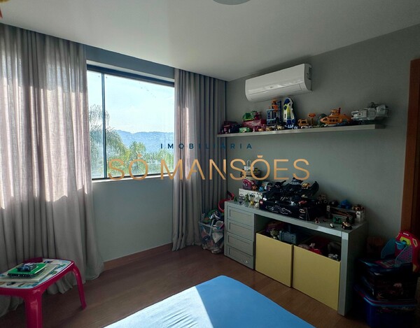 Triplex de 343m² à venda no Vale dos Cristais.