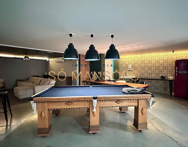 Triplex de 343m² à venda no Vale dos Cristais.