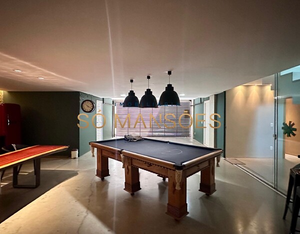 Triplex de 343m² à venda no Vale dos Cristais.