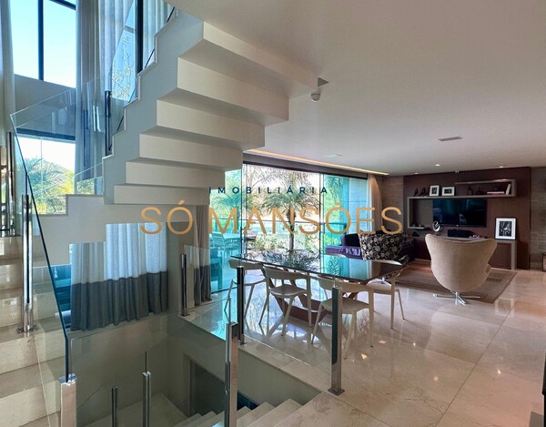 Triplex de 343m² à venda no Vale dos Cristais.