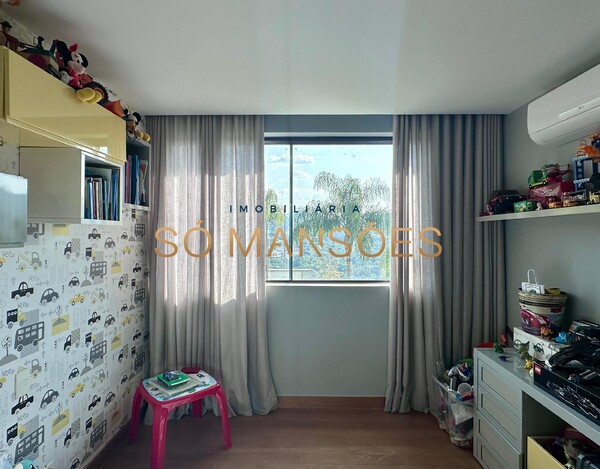 Triplex de 343m² à venda no Vale dos Cristais.