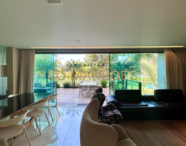 Triplex de 343m² à venda no Vale dos Cristais.