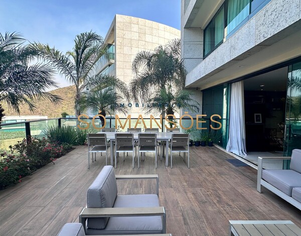 Triplex de 343m² à venda no Vale dos Cristais.