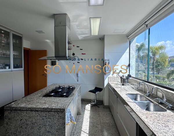 Triplex de 343m² à venda no Vale dos Cristais.