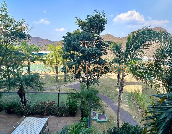 Triplex de 343m² à venda no Vale dos Cristais.