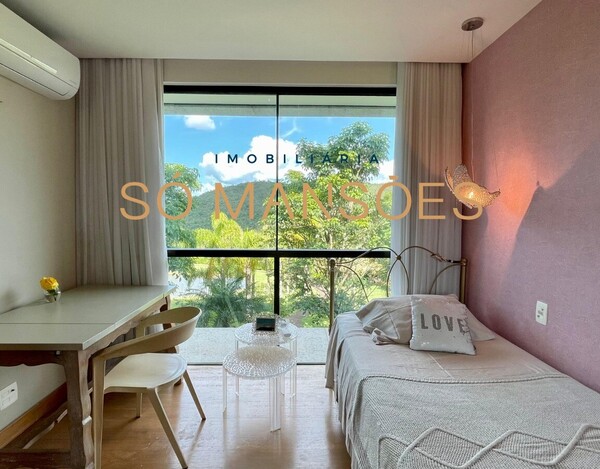 Triplex de 343m² à venda no Vale dos Cristais.