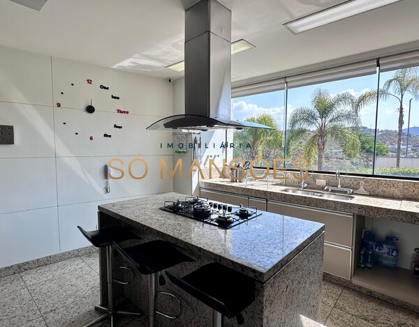 Triplex de 343m² à venda no Vale dos Cristais.