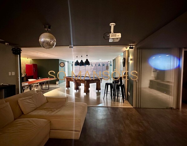Triplex de 343m² à venda no Vale dos Cristais.
