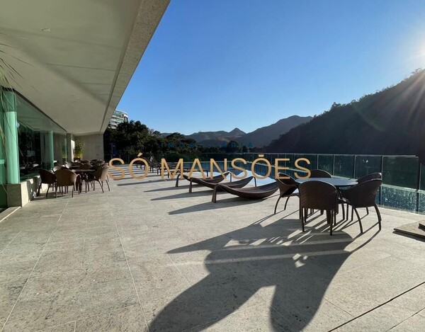 Triplex de 343m² à venda no Vale dos Cristais.