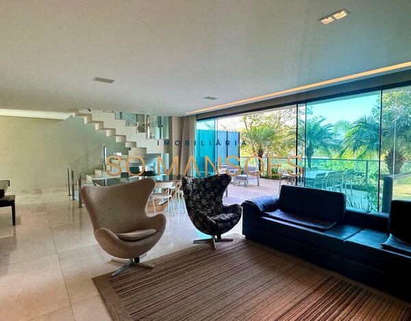 Triplex de 343m² à venda no Vale dos Cristais.