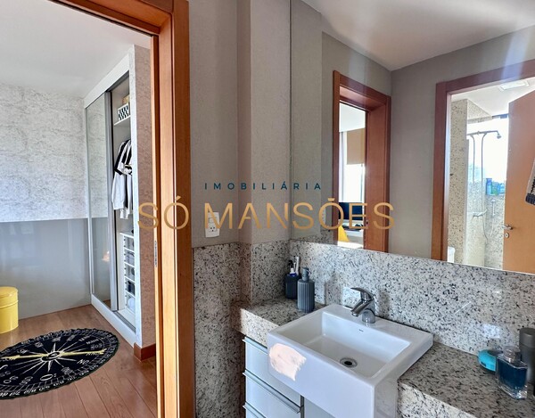 Triplex de 343m² à venda no Vale dos Cristais.