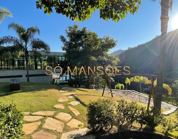 Triplex de 343m² à venda no Vale dos Cristais.