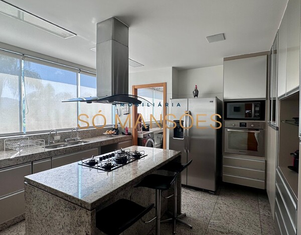 Triplex de 343m² à venda no Vale dos Cristais.