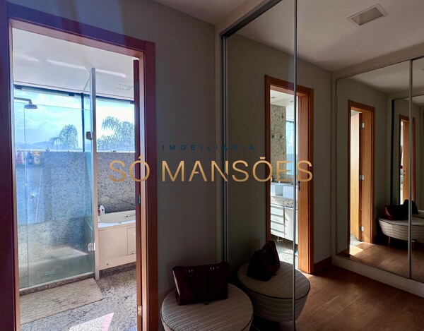 Triplex de 343m² à venda no Vale dos Cristais.