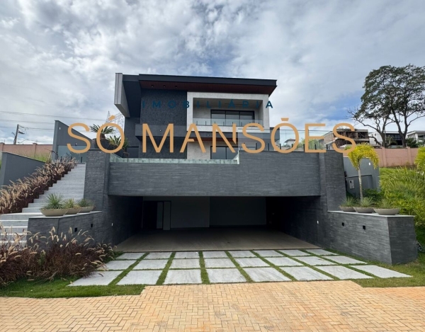 Casa Espaçosa de 437 m² à Venda com 4 Suítes e Vista Definitiva no Condomínio Alphaville, Vespasiano - MG