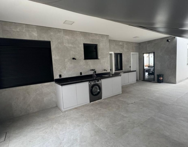 Casa com Ampla Garagem de 591 m² à Venda com 3 Suítes e Piscina Aquecida no Condomínio Pampulha, Belo Horizonte - MG