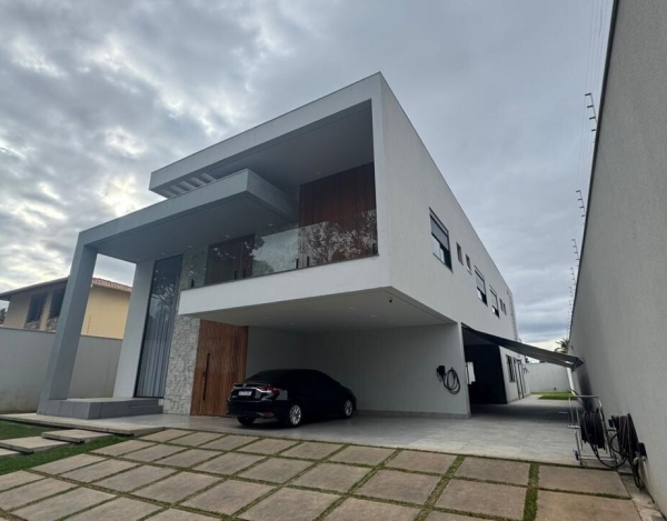 Casa com Ampla Garagem de 591 m² à Venda com 3 Suítes e Piscina Aquecida no Condomínio Pampulha, Belo Horizonte - MG