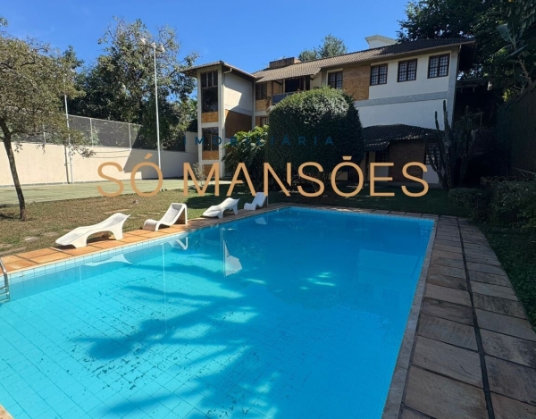 Casa com Ampla Garagem de 832 m² à Venda com 4 Suítes e Vista Definitiva no Pampulha, Belo Horizonte - MG