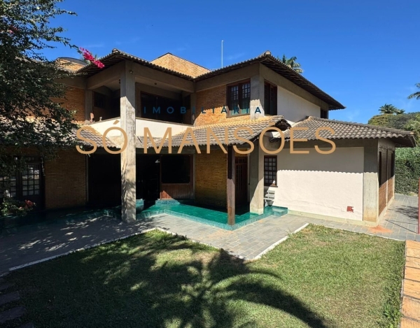 Casa com Ampla Garagem de 832 m² à Venda com 4 Suítes e Vista Definitiva no Pampulha, Belo Horizonte - MG
