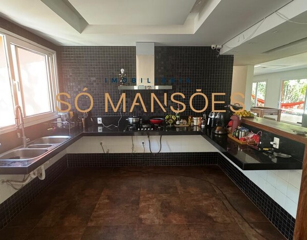 CASA À VENDA NO CONDOMÍNIO ARVOREDO 