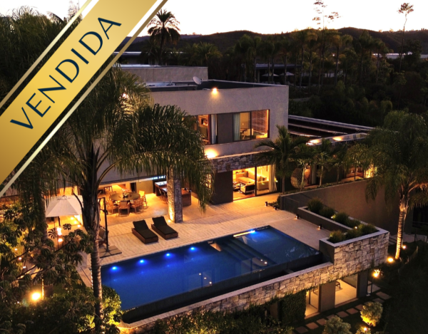 Casa à Venda no Vale dos Cristais, Nova Lima/MG — 696m², 4 Suítes, Piscina Aquecida e Vista Panorâmica.