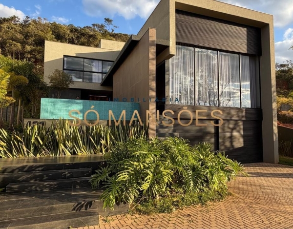 Casa à Venda no Quintas do Sol, Nova Lima — 582m², 4 Suítes, Piscina com Borda Infinita e Vista das Montanhas.