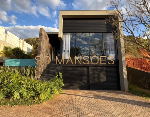 Casa à Venda no Quintas do Sol, Nova Lima — 582m², 4 Suítes, Piscina com Borda Infinita e Vista das Montanhas.