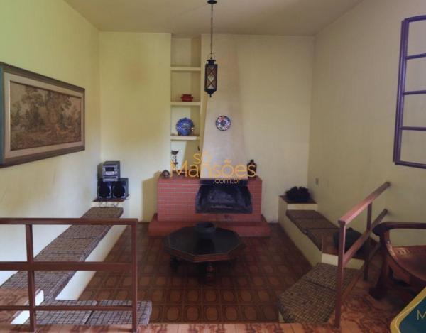 Casa de 890m² em terreno de 5.000m² para venda no condomínio Lagoa do Miguelão.